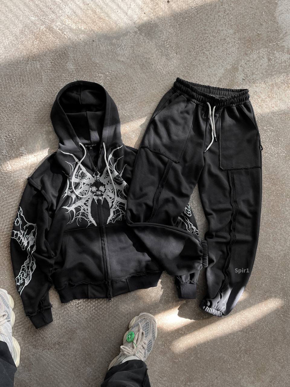 photo_2024-04-11_12-14-04 Мужской Черный Спортивный Костюм Оверсайз с Принтом и Швами Наружу - Зип Худи + Джоггеры