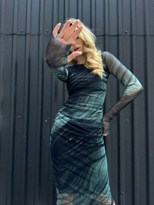 Женское Силуэтное Черно-Зеленое Платье Миди в Принт с Длинными Рукавами и Круглым Вырезом