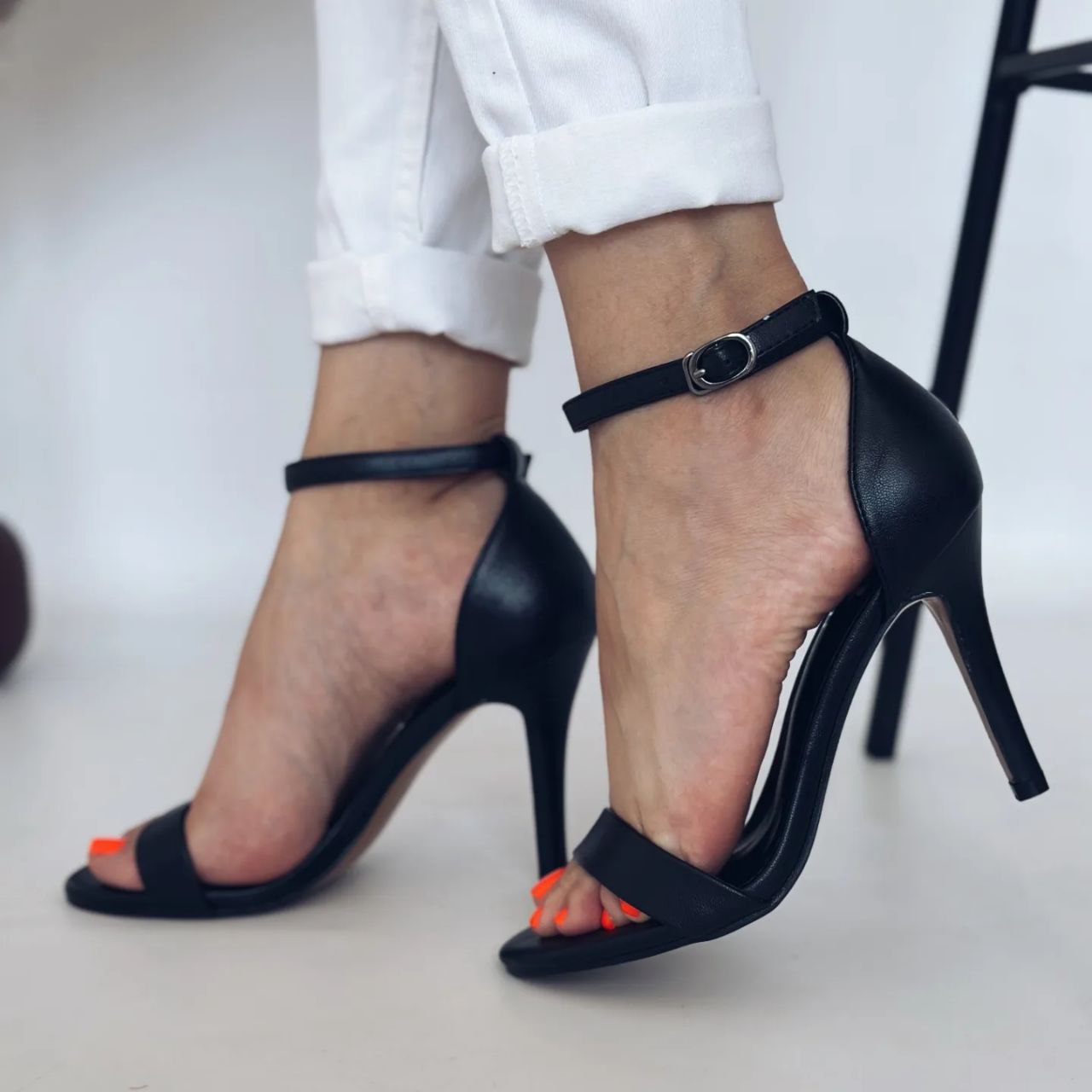 photo_2024-06-04_11-08-31 Женские Кожаные Черные Босоножки на Шпильке с Ремешком