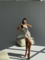 Женское Бежевое Пляжное Платье с Перфорацией и Разрезом