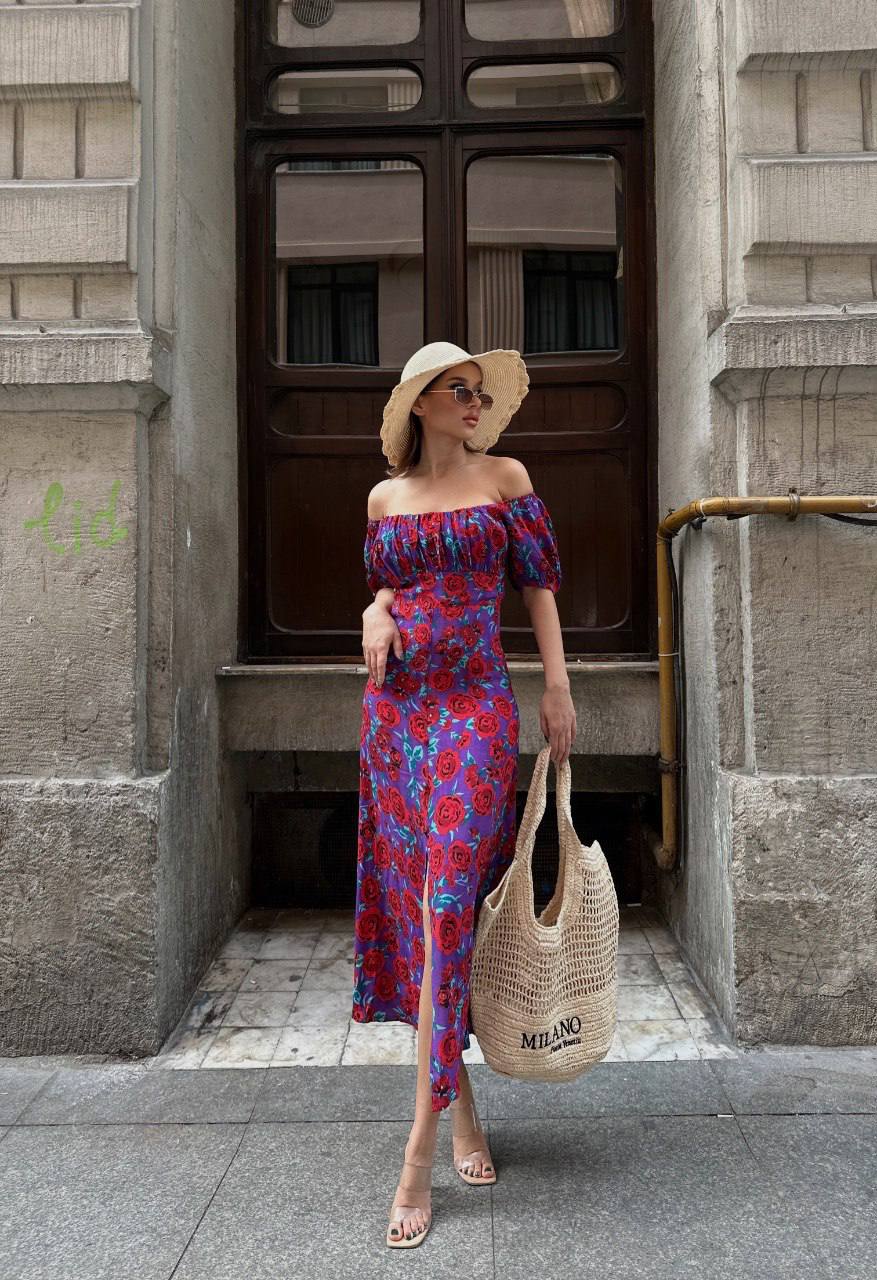 photo_2024-06-18_09-19-33 (2) Женское Летнее Фиолетовое Платье в Красных Розах с Открытыми Плечами и Разрезом на Ноге