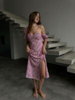 Женское Розовое Платье Миди в Цветочный Принт с Короткими Рукавами и Фигурным Вырезом Декольте
