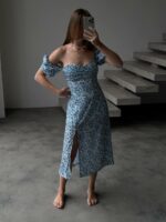 Женское Голубое Платье Миди в Цветочный Принт с Короткими Рукавами и Фигурным Вырезом Декольте