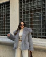 Женская Серая Шуба на Кнопках с Объемным Воротником