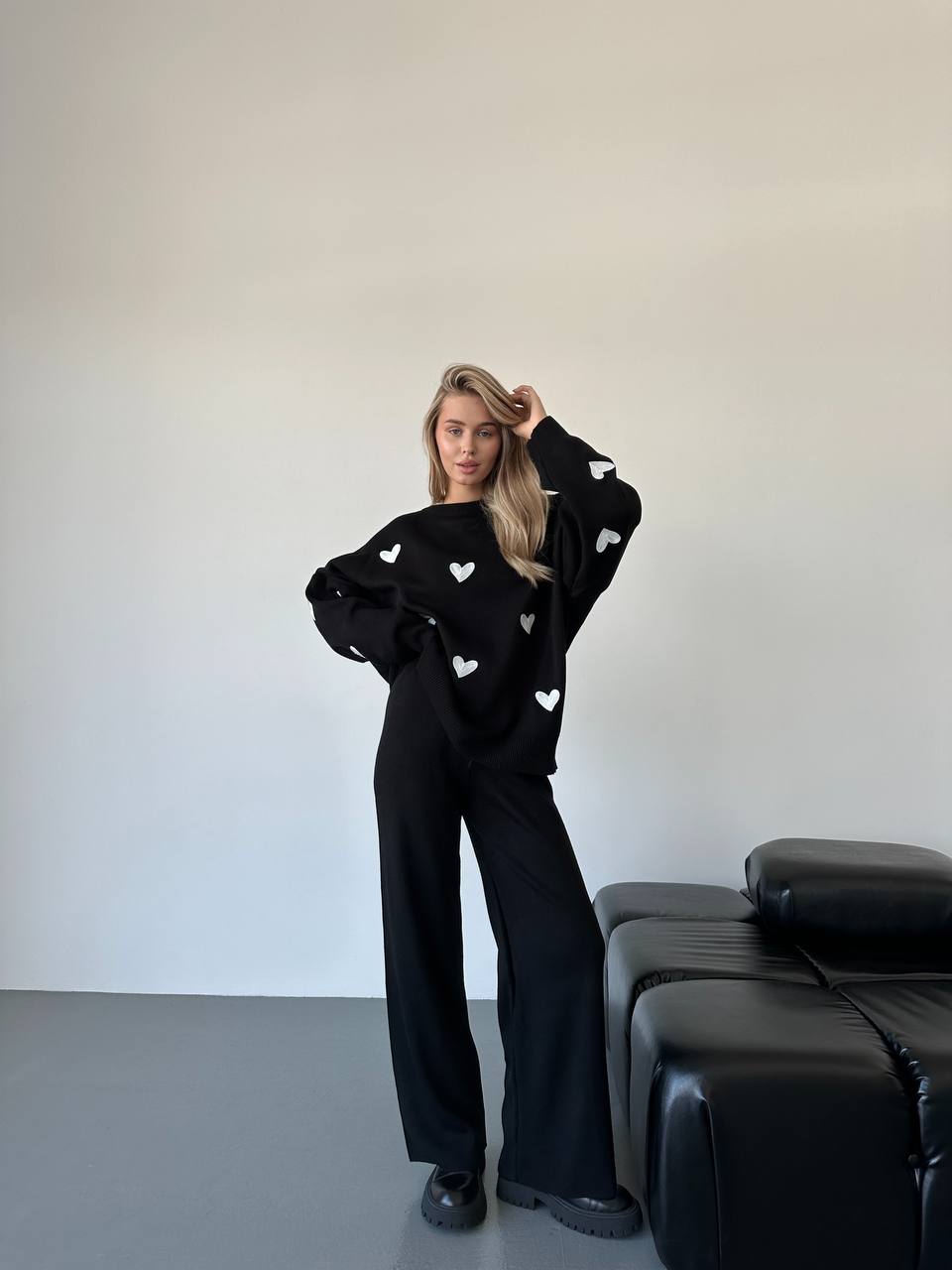 photo_2024-09-27_12-30-02 Женский Трикотажный Черный Костюм Оверсайз с Белыми Сердечками - Объемный Свитер + Штаны Палаццо