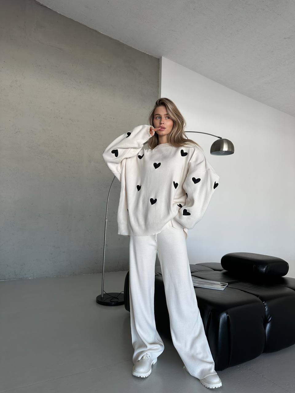 photo_2024-09-27_14-02-33 Женский Трикотажный Молочный Костюм Оверсайз с Черными Сердечками - Объемный Свитер + Штаны Палаццо