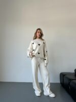 Женский Трикотажный Молочный Костюм Оверсайз с Черными Сердечками - Объемный Свитер + Штаны Палаццо