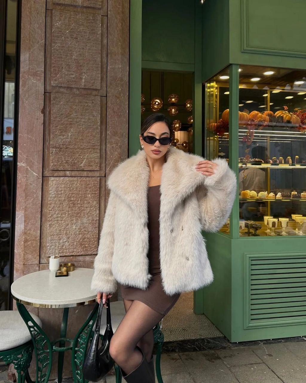 61d00cdf91ced53f6b22 Женская Молочная Шуба на Кнопках с Объемным Воротником