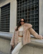 Женская Бежевая Шуба на Кнопках с Объемным Воротником