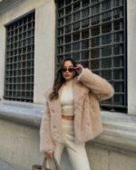 Женская Бежевая Шуба на Кнопках с Объемным Воротником