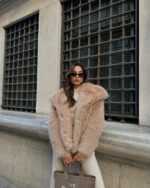 Женская Бежевая Шуба на Кнопках с Объемным Воротником