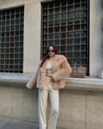 Женская Бежевая Шуба на Кнопках с Объемным Воротником