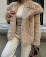 Женская Бежевая Шуба на Кнопках с Объемным Воротником