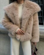 Женская Бежевая Шуба на Кнопках с Объемным Воротником
