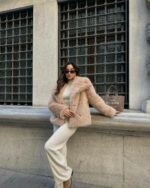 Женская Бежевая Шуба на Кнопках с Объемным Воротником