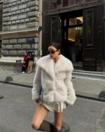 Женская Белая Шуба на Кнопках с Объемным Воротником