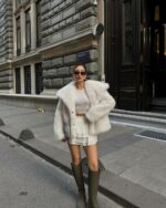 Женская Белая Шуба на Кнопках с Объемным Воротником