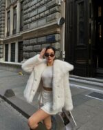 Женская Белая Шуба на Кнопках с Объемным Воротником