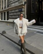 Женская Белая Шуба на Кнопках с Объемным Воротником