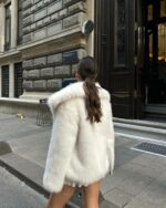 Женская Белая Шуба на Кнопках с Объемным Воротником
