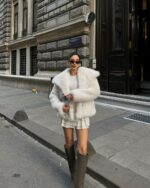 Женская Белая Шуба на Кнопках с Объемным Воротником