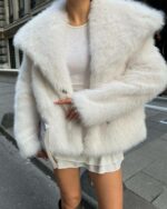 Женская Белая Шуба на Кнопках с Объемным Воротником