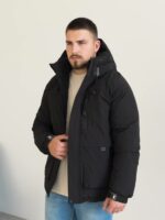 Мужская Зимняя Черная Куртка с Капюшоном Высокой Горловитой и Манжетами на Кнопках