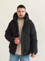 Мужская Зимняя Черная Куртка с Капюшоном Высокой Горловитой и Манжетами на Кнопках