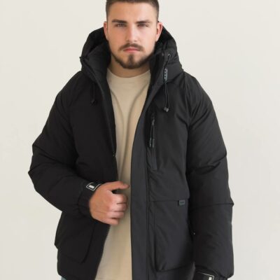 Мужская Зимняя Черная Куртка с Капюшоном Высокой Горловитой и Манжетами на Кнопках