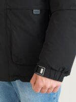 Мужская Зимняя Черная Куртка с Капюшоном Высокой Горловитой и Манжетами на Кнопках