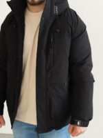 Мужская Зимняя Черная Куртка с Капюшоном Высокой Горловитой и Манжетами на Кнопках