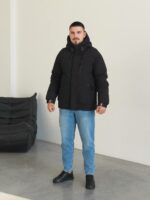 Мужская Зимняя Черная Куртка с Капюшоном Высокой Горловитой и Манжетами на Кнопках