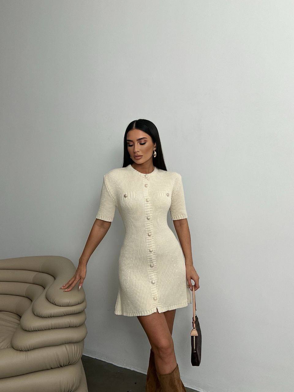 photo_2025-01-13_09-23-20 Женское Трикотажное Молочное Платье Мини - Приталенное на Пуговицах с Короткими Рукавами