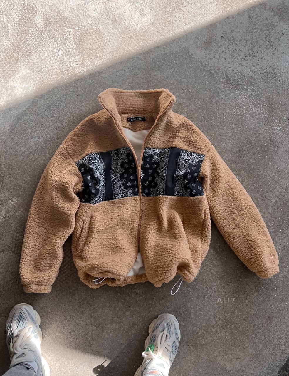 photo_2025-01-29_08-45-54 Мужской Теплый Плюшевый Бомбер Мокко Барашек на Молнии с Принтованной Вставкой и Высокой Горловиной