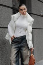 Женская Белая Жилетка Софт Оверсайз с Высокой Горловиной