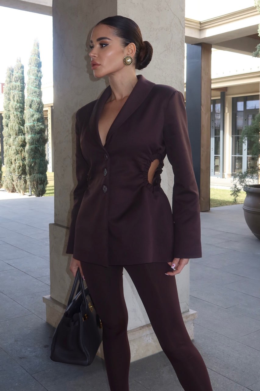 photo_2025-03-15_09-34-46 Женский Удлиненный Шоколадный Пиджак Стенли с Вырезами на Талии