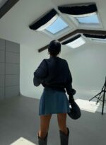 Женская Голубая Джинсовая Юбка Мини со Складками и Необработанным Низом