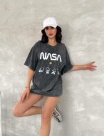 Женская Удлиненная Графитовая Футболка Оверсайз с Принтом Космонавты