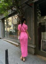 Женское Трикотажное Приталенное Розовое Платье Миди с Короткими Рукавами и Завязкой на Талии Сзади