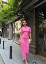 Женское Трикотажное Приталенное Розовое Платье Миди с Короткими Рукавами и Завязкой на Талии Сзади