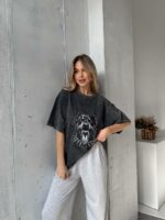 Женская Удлиненная Графитовая Футболка Варенка Оверсайз с Принтом Доберман