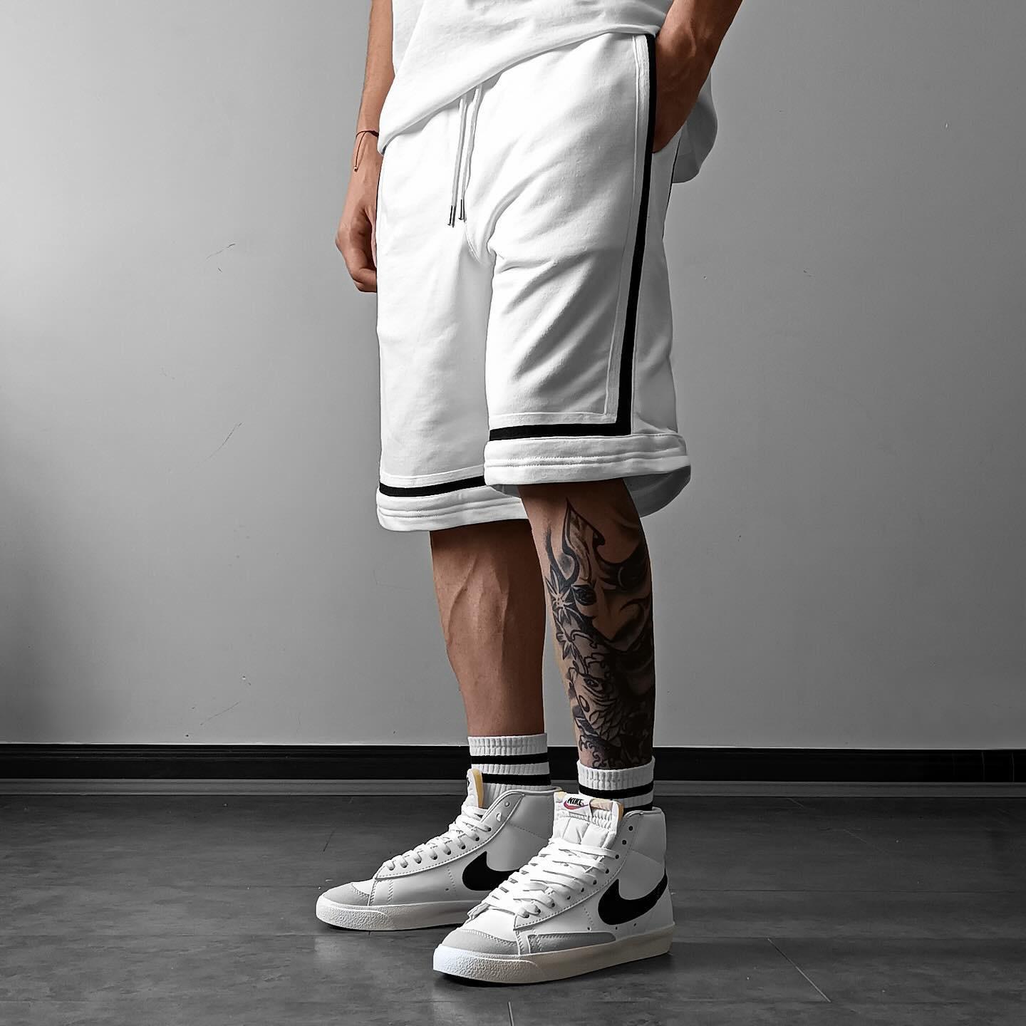 3a2acccc8d83b90c388c Мужские Летние Белые Шорты Свободного Кроя с Черными Полосками Вставками