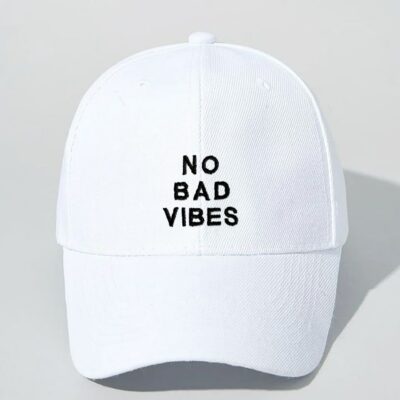 Женская Белая Кепка с Вышитой Надписью "No Bad Vibes"