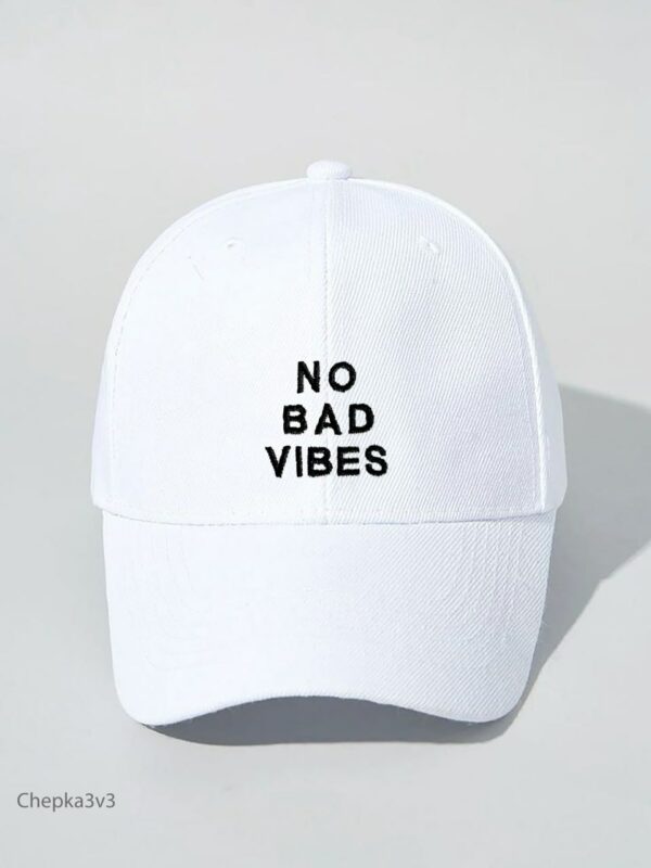 Женская Белая Кепка с Вышитой Надписью "No Bad Vibes"