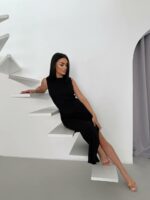 Женское Черное Платье Макси Приталенного Кроя без Рукавов с Разрезом Сбоку