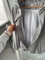 Мужская Легкая Серая Ветровка на Молнии и Затяжках с Капюшоном
