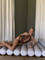 Женский Сплошной Коричневый Купальник с Завязкой на Шее и Декоративной Шнуровкой на Груди