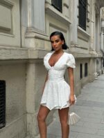 Женский Летний Белый Комбинезон Мини из Прошвы с Глубоким Вырезом Декольте