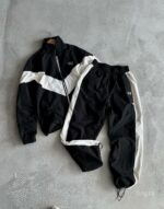 Мужской Черный Спортивный Костюм Плащевка на Молнии и Зятяжках - Свободного Кроя с Белыми Лампасами