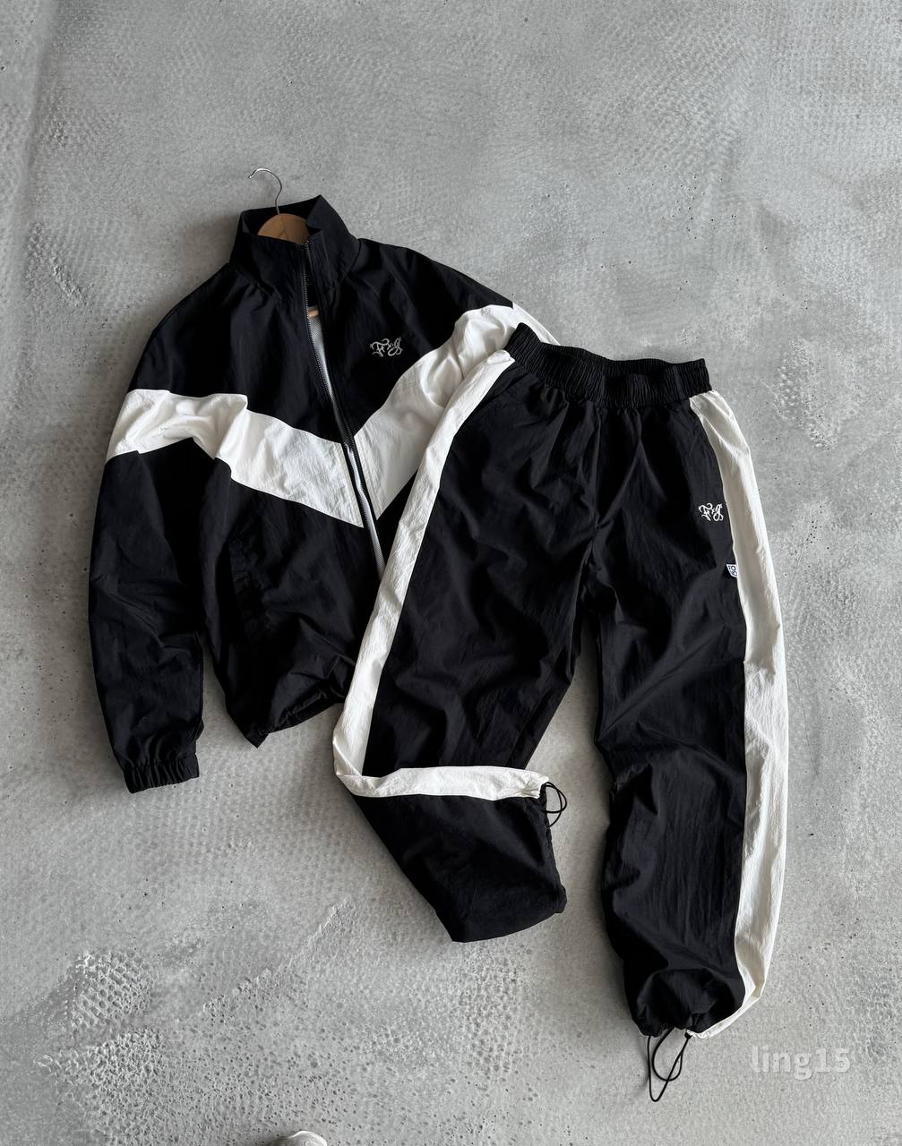 photo_2025-05-18_08-49-07 Мужской Черный Спортивный Костюм Плащевка на Молнии и Зятяжках - Свободного Кроя с Белыми Лампасами